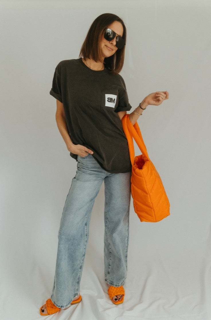 Relaxed and loose fitting pocket t-shirt, dark grey with logo on the pocket on the left side